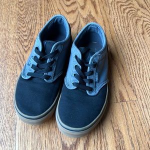 Excellent condition worn a hand full of times.  Vans sz 4